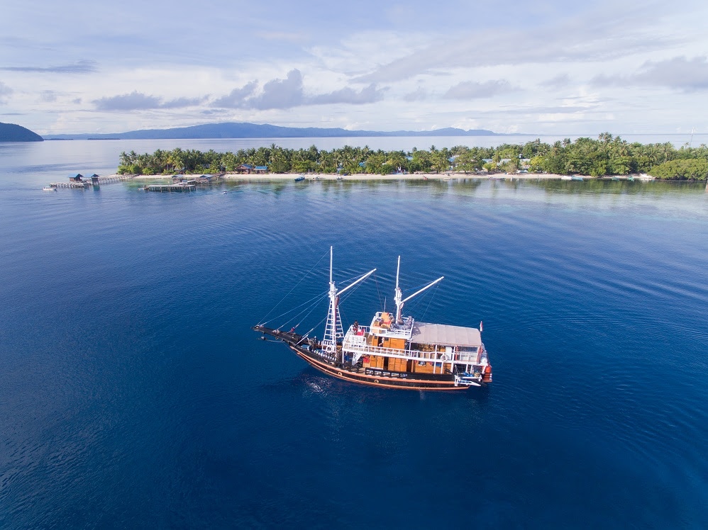 Ratu Laut Liveaboard off Arborek Island